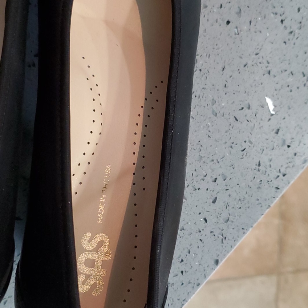 SAS new just has gummy tag on bottom. - Picture 3 of 3